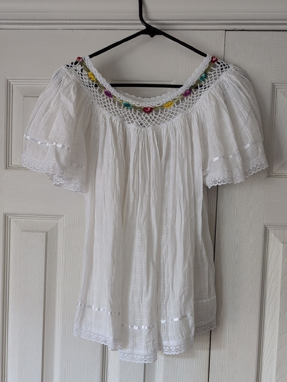 White Classic Vintage Crochet Trim Off-Shoulder flowy Top with Floral Accent